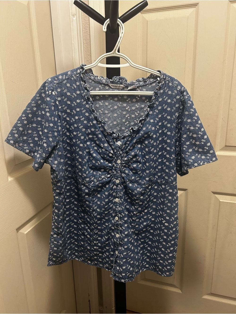 Vintage Quizz Woman Blue Embroidered Eyelet Button Down Top